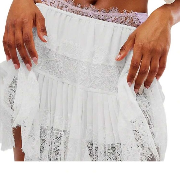 White Pleated Tiered Skater Mini Skirt - Picture 2 of 7